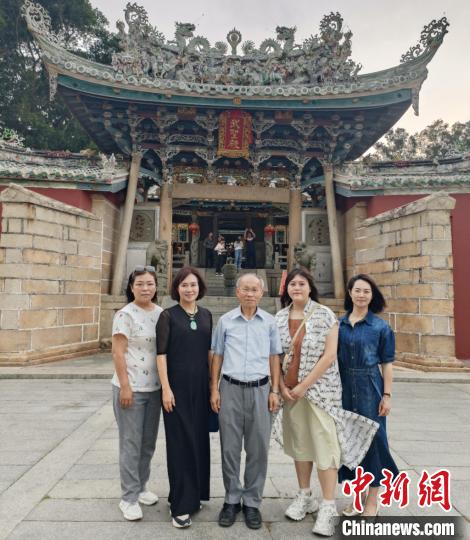 林政則(中)一行人在東山關(guān)帝廟前合影?！×握涿?攝