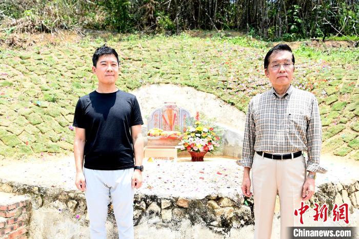 張榮恭(右)與其子張紹強(qiáng)在詔安縣秀篆鎮(zhèn)北坑村張氏祖墓前合影?！埥鸫?攝
