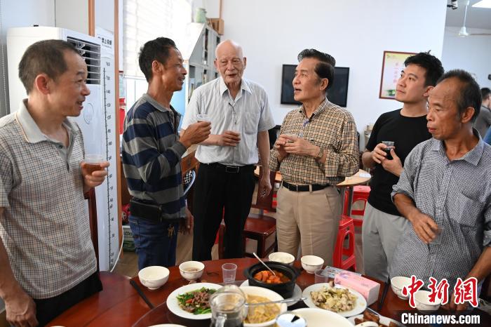 張榮恭(右三)在詔安縣秀篆鎮(zhèn)北坑村與族親拉家常?！埥鸫?攝