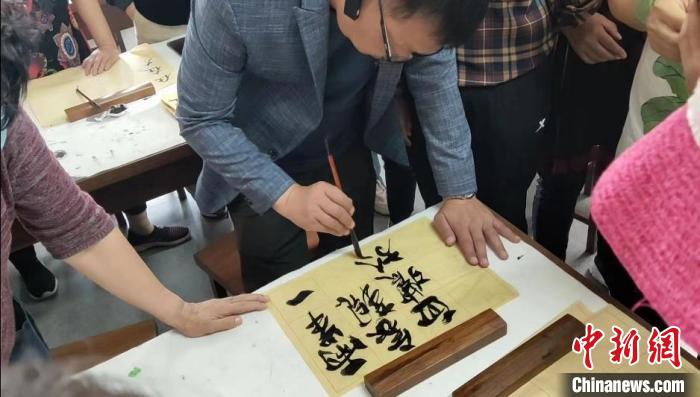 臺(tái)灣參訪團(tuán)走進(jìn)沈陽皇姑區(qū)牡丹社區(qū)。沈陽市臺(tái)辦供圖 沈陽市臺(tái)辦供圖