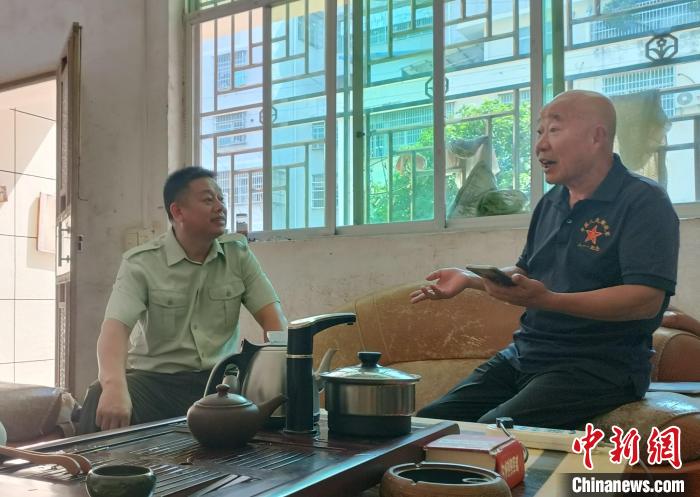 藍峰走訪當?shù)赝宋槔媳！“策h縣委宣傳部 攝