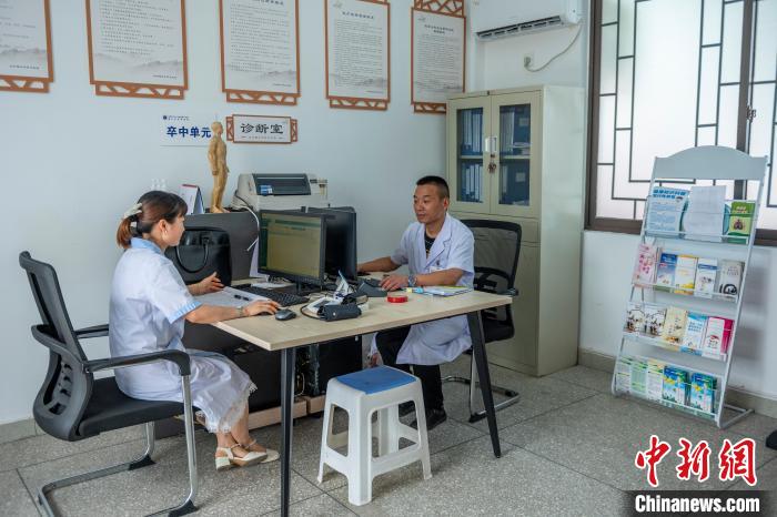 眉山市東坡區(qū)永豐村衛(wèi)生室內(nèi)正在忙碌的醫(yī)務(wù)工作者?！⒅铱?攝