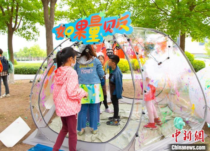 圖為“如果”兒童創(chuàng)意市集活動現(xiàn)場。　王在御 攝