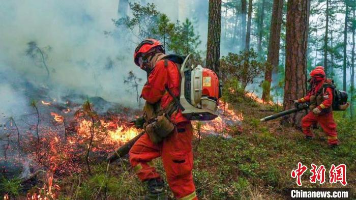 救援力量正在火場撲打滅火?！∷拇ㄉ窒拦﹫D
