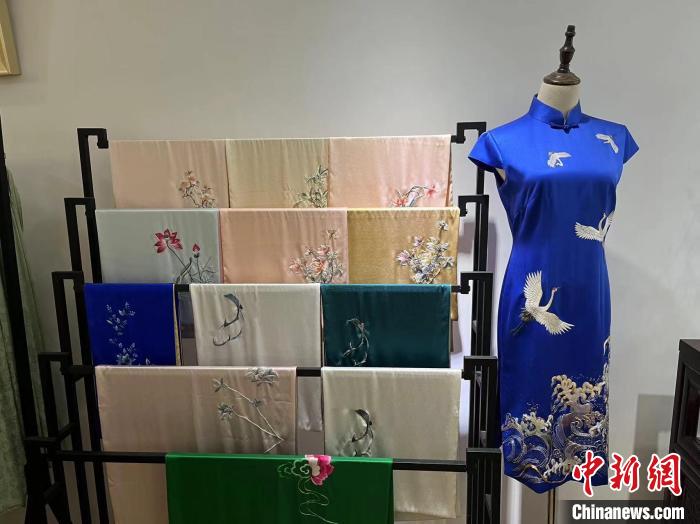 陶衛(wèi)華將江右貢繡融入“新國潮”，陸續(xù)推出了旗袍、漢服、手包、書皮等刺繡作品。　李韻涵 攝