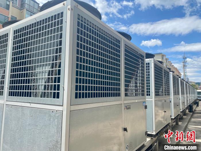 圖們市建明鍋爐房?jī)?nèi)的清潔能源機(jī)組。　譚偉旗 攝