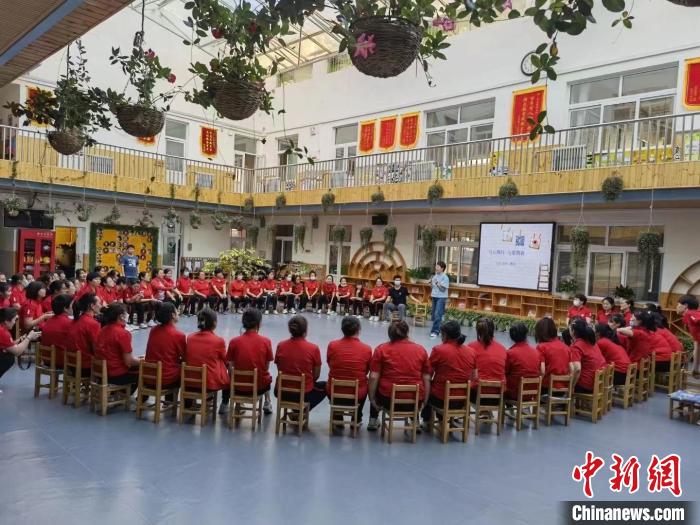 (資料圖)圖為赤峰健康教育心理協(xié)會(huì)組織的幼兒園教師團(tuán)建。　陳立娟 供圖
