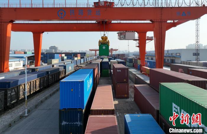 繁忙的合肥北站物流基地 合肥國際陸港供圖 繁忙的合肥北站物流基地 合肥國際陸港供圖