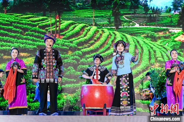 文藝節(jié)目展示村民安居樂(lè)業(yè)的幸福生活?！≈鬓k方供圖