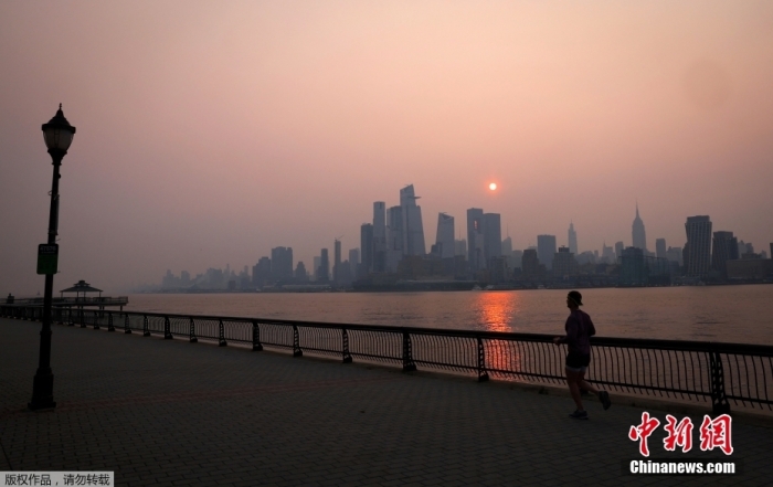 圖為當(dāng)?shù)貢r間6月7日，美國紐約籠罩在煙霧中。