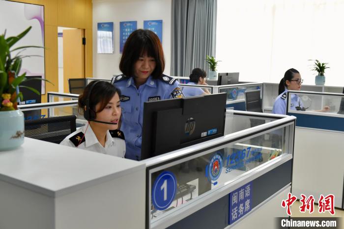 廈門邊檢總站12367服務(wù)平臺(tái)搭“連心橋”臺(tái)胞贊“閩南語(yǔ)服務(wù)很親切”