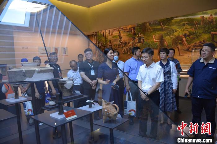 圖為與會(huì)人員參觀日照市博物館?！五?攝