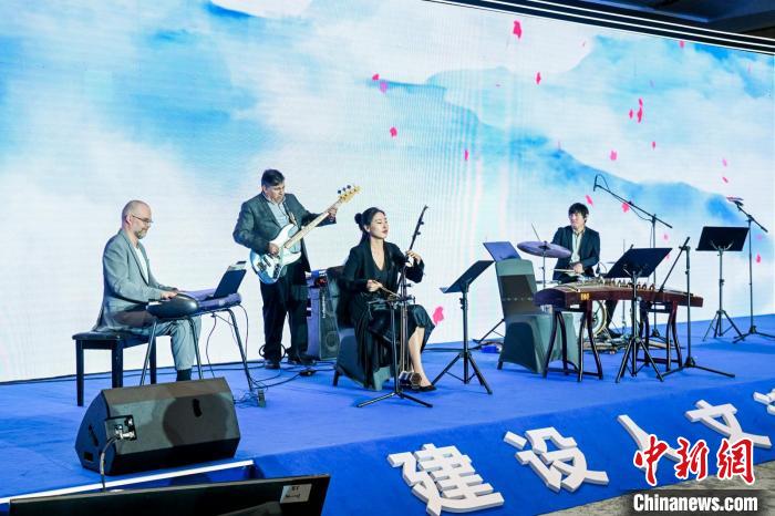 中法融合戲劇《尚伯岱車站》唱出“中國(guó)腔調(diào)”