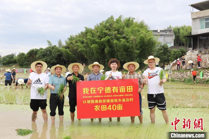 合影留念。　林榕生 攝