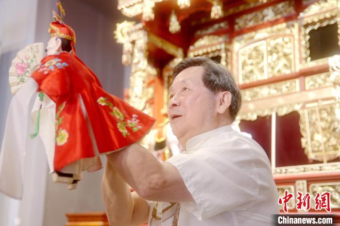 圖為年近八旬的國家級非遺傳承人莊陳華現(xiàn)場演繹布袋木偶戲?！±钏荚?攝