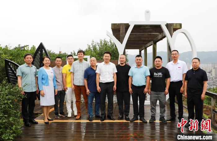夢頂張?zhí)旄２枞~品種科技園“茶緣門”碑志揭牌。　寧德職業(yè)技術學院 供圖