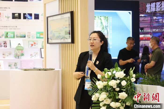 深圳文交所數(shù)字文化產(chǎn)業(yè)創(chuàng)新研究院執(zhí)行院長(zhǎng)呂文靜演示深圳文交所版權(quán)認(rèn)證平臺(tái)業(yè)務(wù)?！∩钲谖慕凰?供圖