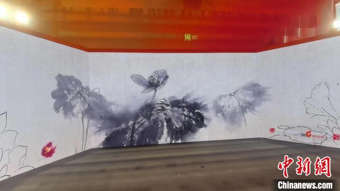 第十九屆深圳文博會上，紫荊文化集團舉辦“天趣畫境--齊白石沉浸式數(shù)字光影藝術(shù)展”。　鄭小紅 攝