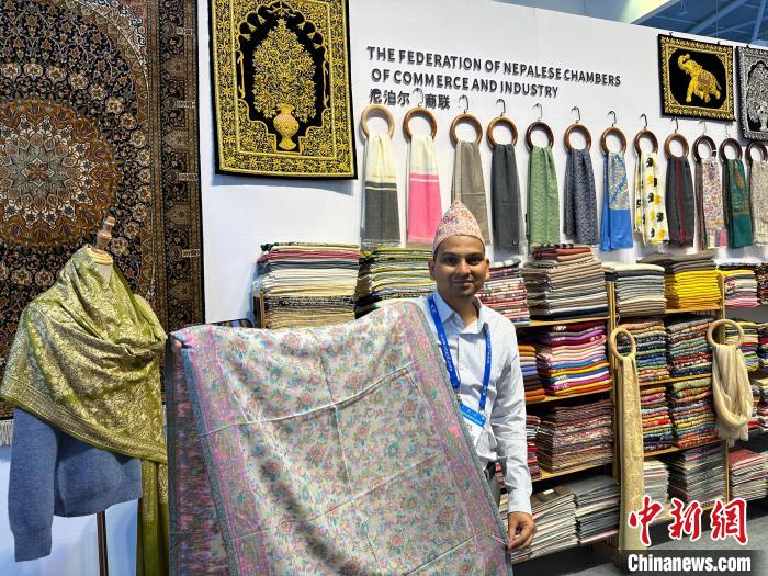 尼泊爾參展商展示特色產(chǎn)品。　方偉彬 攝