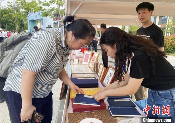 雕版印刷技藝展示——古籍線裝書吸引民眾駐足觀賞?！〈藜衙?攝