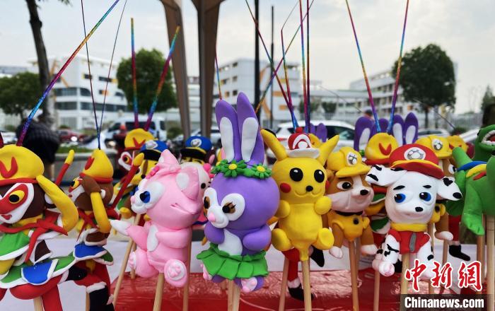 揚州面塑秀麗、典雅、細致、優(yōu)美、精巧，是中國南方面塑的代表?！〈藜衙?攝