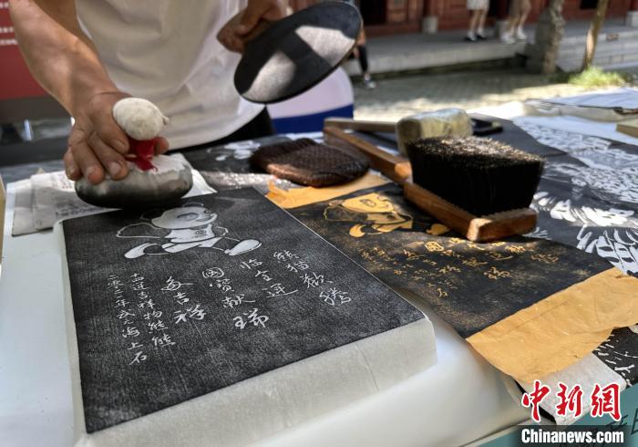 圖為拓片制作。　張一辰 攝