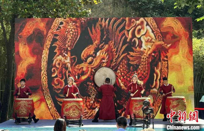 圖為非遺節(jié)目《九天戰(zhàn)鼓》表演?！堃怀?攝