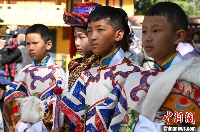 圖為藏戲小演員在臺(tái)下觀看演出。　趙朗 攝