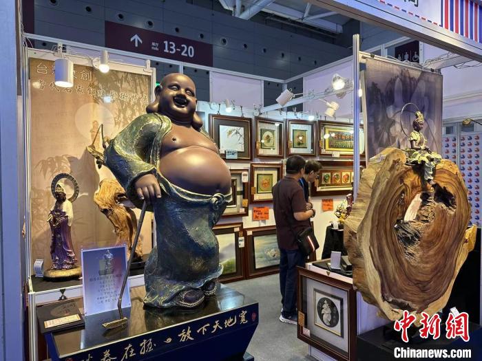 臺灣參展商展出的彌勒佛藝術(shù)品?！》絺ケ?攝