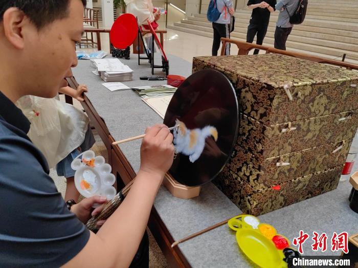 平遙推光漆器髹飾技藝省級代表性傳承人胡曉明現場繪制 應妮 攝