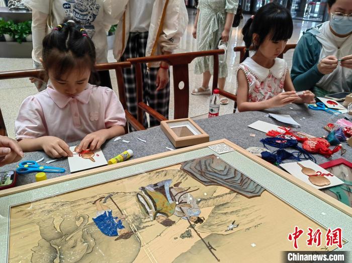 小觀眾現場體驗堆繡傳統(tǒng)制作技藝 應妮 攝