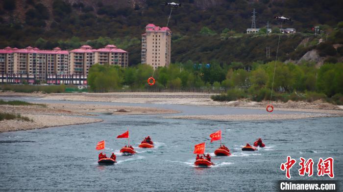 圖為舟艇編隊行進。　馮怡凡 攝