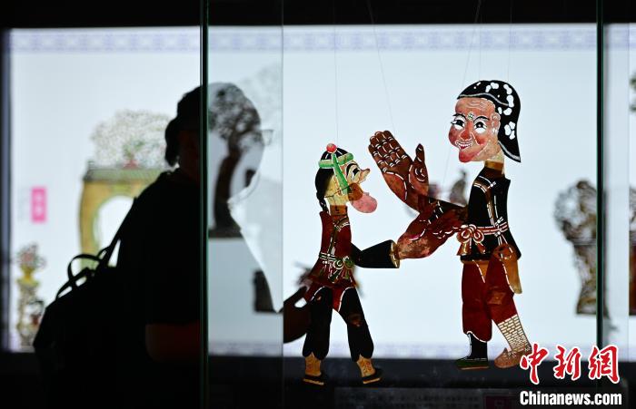 圖為觀眾在觀看展覽?！∮诤Ｑ?攝