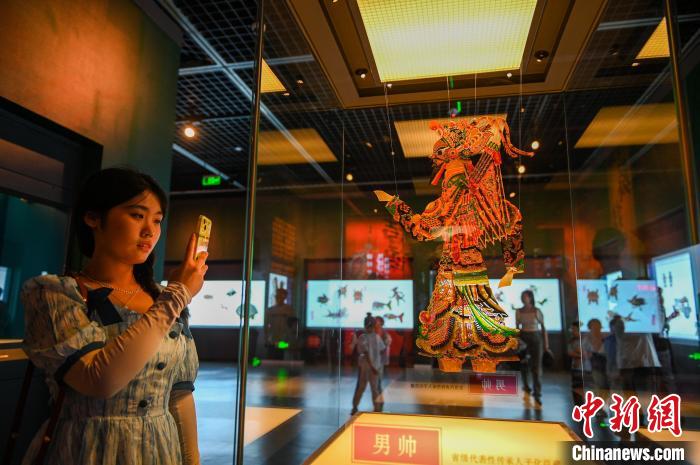 圖為觀眾在觀看展覽?！∮诤Ｑ?攝