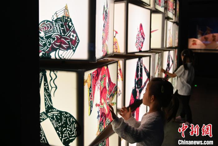 圖為觀眾在觀看展覽。　于海洋 攝