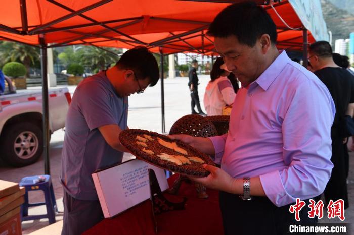 圖為游客參觀非遺工坊。　戴文昌 攝