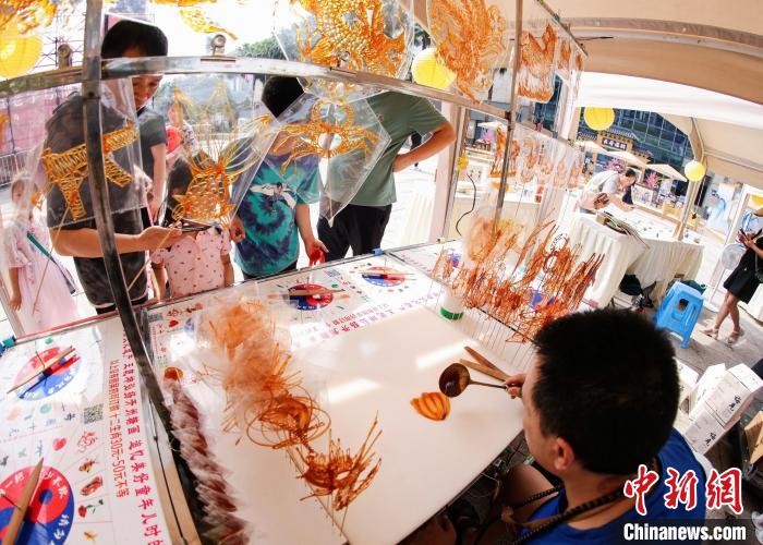 圖為重慶非物質(zhì)文化遺產(chǎn)暨老字號(hào)博覽會(huì)上的非遺技藝展示?！≈貞c市文旅委供圖