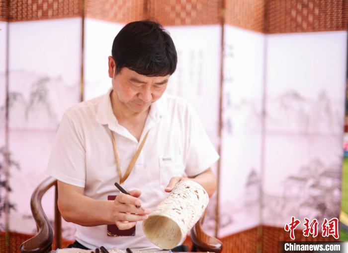 圖為重慶非物質(zhì)文化遺產(chǎn)暨老字號(hào)博覽會(huì)上的非遺技藝展示?！≈貞c市文旅委供圖