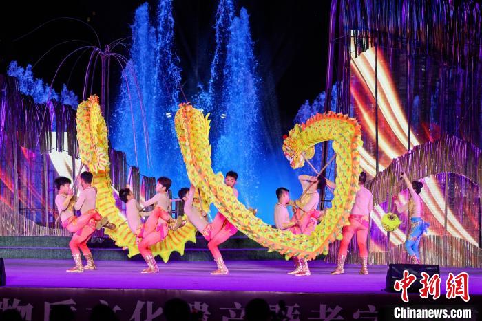 圖為重慶非物質(zhì)文化遺產(chǎn)暨老字號(hào)博覽會(huì)上的非遺技藝展示?！≈貞c市文旅委供圖