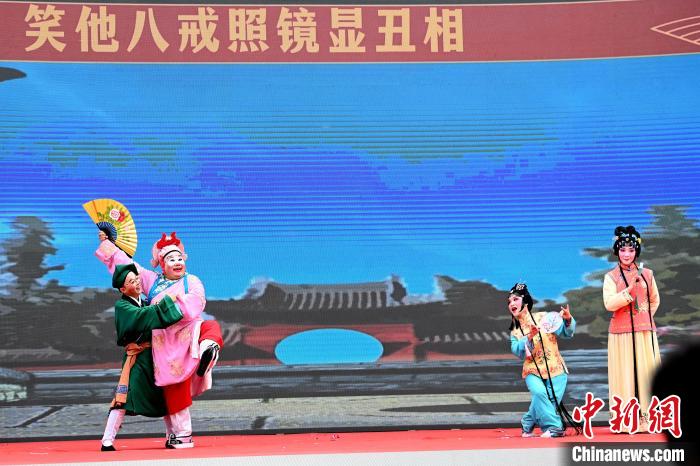 高甲戲表演《連升三級(jí)·求親》?！埥鸫?攝