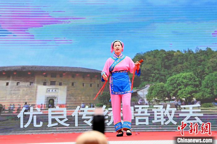 客家竹板山歌《東方古堡》?！埥鸫?攝