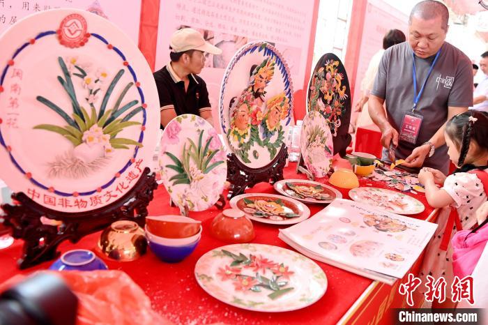 非遺展示琳瑯滿目?！埥鸫?攝