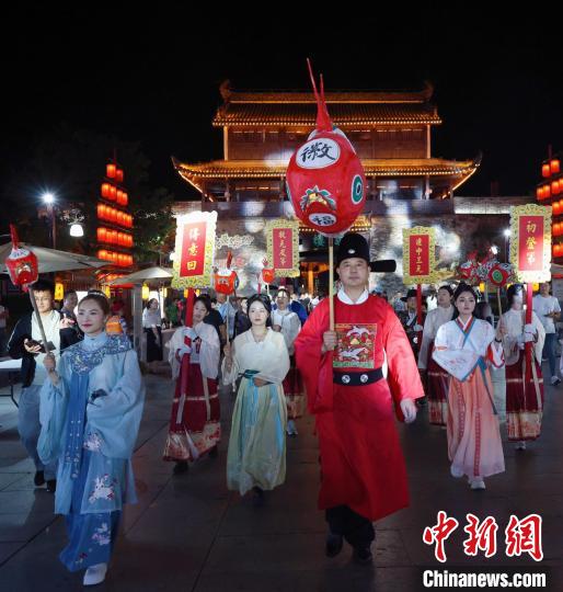 演員們?cè)陂_(kāi)展“徽州科舉——初登第”主題沉浸式巡街演出 葉智成 攝