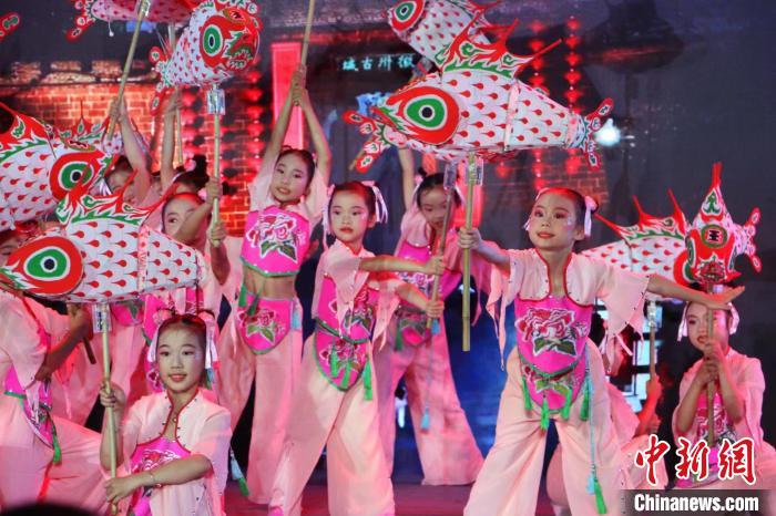 歙縣魚(yú)燈表演 劉浩 攝