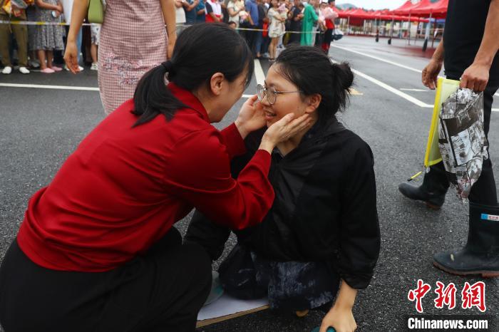 圖為考場外，母親張水香與走出考場的蔣張子怡交流?！⒄祭?攝