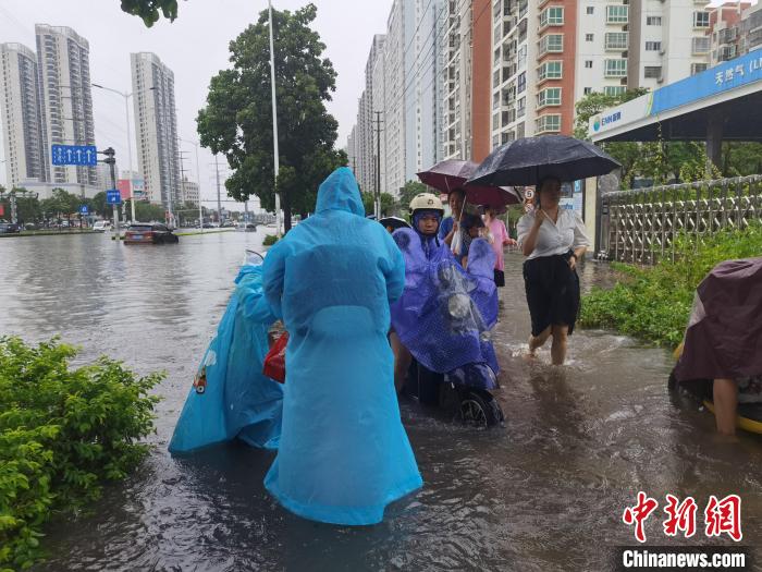 6月8日，強(qiáng)降雨過后，北海市民涉水出行?！〉岳顝?qiáng) 攝