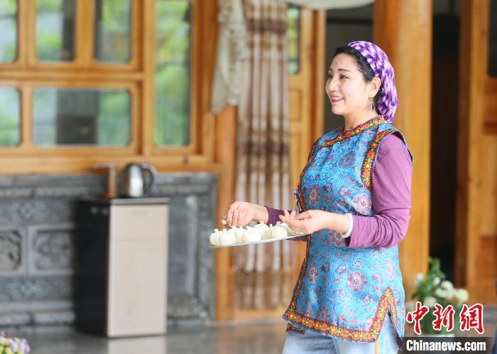 2022年5月25日，臨夏州積石山縣，保安族民眾制作民族美食麥穗包子。(資料圖) 高展 攝
