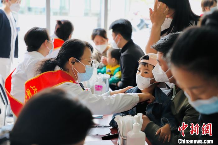 圖為醫(yī)院將優(yōu)質(zhì)醫(yī)療服務(wù)送到群眾身邊?！?nèi)蒙古醫(yī)科大學(xué)附屬醫(yī)院供圖