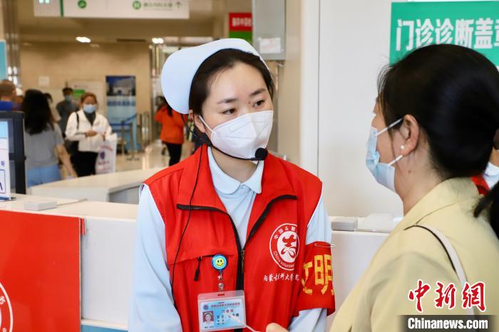 圖為工作人員引導(dǎo)患者有序就醫(yī)。　內(nèi)蒙古醫(yī)科大學(xué)附屬醫(yī)院供圖