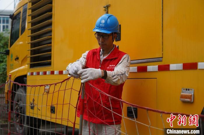 父女并肩“戰(zhàn)”高考：考場(chǎng)內(nèi)奮筆逐夢(mèng)，考場(chǎng)外保電護(hù)航